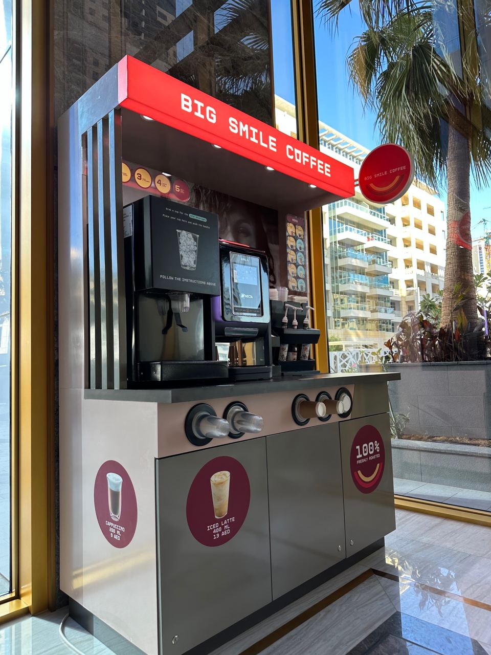 Punto de café autoservicio Mi Cafecito en un lobby de oficina moderno