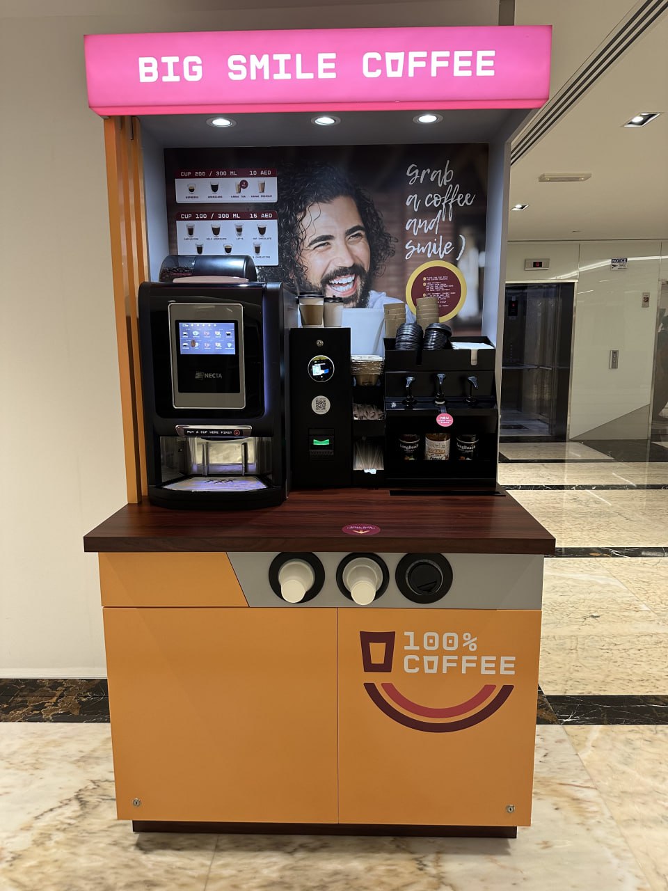 Persona usando un punto de café Mi Cafecito con pago sin contacto