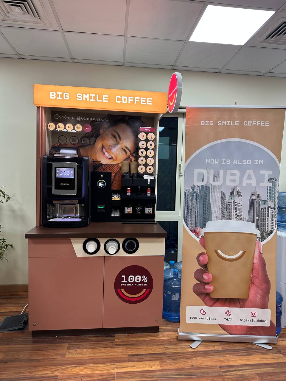 Estación Mi Cafecito integrada en un espacio corporativo